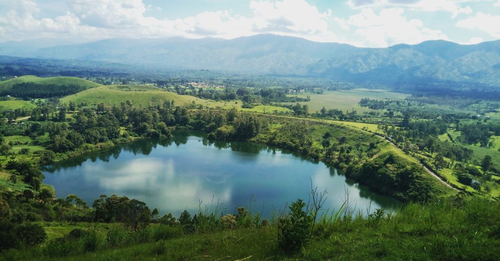 découvrez l'incroyable richesse culturelle, naturelle et historique de l'ouganda, pays d'afrique de l'est connu pour ses parcs nationaux, sa faune sauvage, ses montagnes et ses lacs.